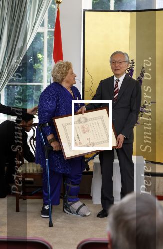 Den Haag 9 juni 202
Erica Terpstra krijgt een belangrijke onderscheiding uit handen van de Japanse Ambassadeur . Alles speelkde zich af op de Japanse Ambassade in Den Haag.