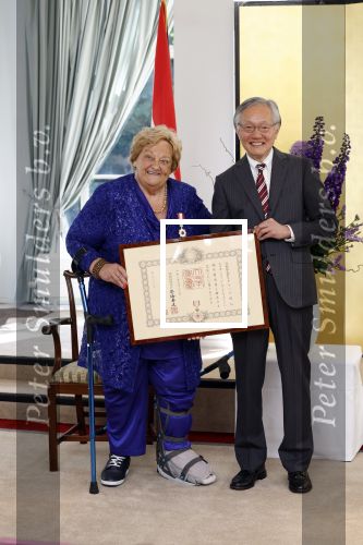 Den Haag 9 juni 202
Erica Terpstra krijgt een belangrijke onderscheiding uit handen van de Japanse Ambassadeur . Alles speelkde zich af op de Japanse Ambassade in Den Haag.