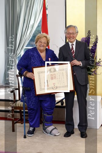 Den Haag 9 juni 202
Erica Terpstra krijgt een belangrijke onderscheiding uit handen van de Japanse Ambassadeur . Alles speelkde zich af op de Japanse Ambassade in Den Haag.