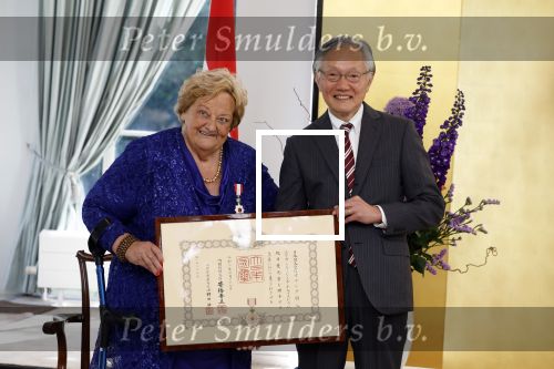 Den Haag 9 juni 202
Erica Terpstra krijgt een belangrijke onderscheiding uit handen van de Japanse Ambassadeur . Alles speelkde zich af op de Japanse Ambassade in Den Haag.