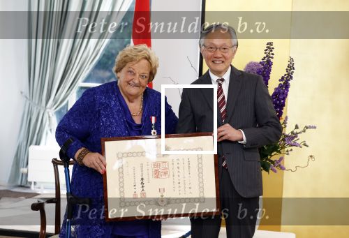 Den Haag 9 juni 202
Erica Terpstra krijgt een belangrijke onderscheiding uit handen van de Japanse Ambassadeur . Alles speelkde zich af op de Japanse Ambassade in Den Haag.