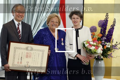 Den Haag 9 juni 202
Erica Terpstra krijgt een belangrijke onderscheiding uit handen van de Japanse Ambassadeur . Alles speelkde zich af op de Japanse Ambassade in Den Haag.
