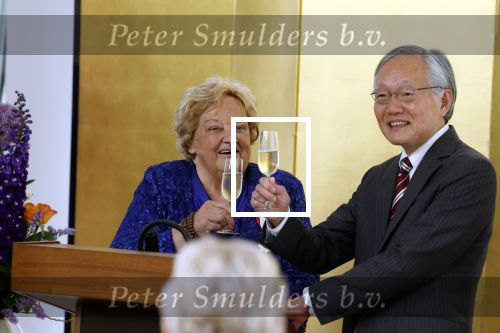 Den Haag 9 juni 202
Erica Terpstra krijgt een belangrijke onderscheiding uit handen van de Japanse Ambassadeur . Alles speelkde zich af op de Japanse Ambassade in Den Haag.