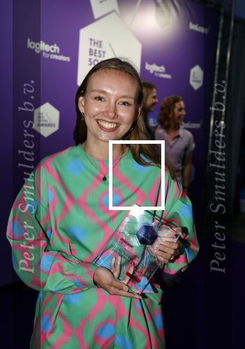 Amsterdam 25 mei 2022
Eva Hermans Kroot en haar man bij de social awards uitreiking. Eva heet op instagram Longeneslijk . Op 22 jarige leeftijd is bij haar longkanker geconstateerd.