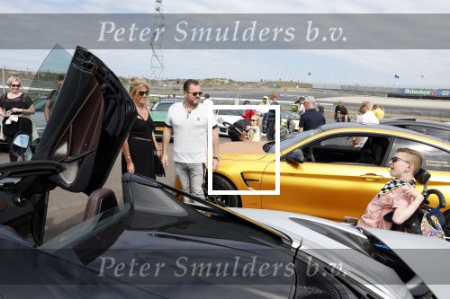 Zandvoort 18 mei 2022
Frans Duijts en andere manne rijden met hun mooie auto voor stichting zorgeloos kind op circuitpark Zandvoort. Frans rijdt in een McLaren cabrio