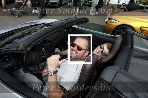 Zandvoort 18 mei 2022
Frans Duijts en andere manne rijden met hun mooie auto voor stichting zorgeloos kind op circuitpark Zandvoort. Frans rijdt in een McLaren cabrio