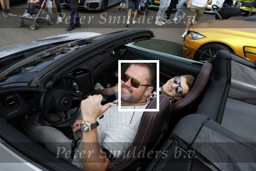 Zandvoort 18 mei 2022
Frans Duijts en andere manne rijden met hun mooie auto voor stichting zorgeloos kind op circuitpark Zandvoort. Frans rijdt in een McLaren cabrio