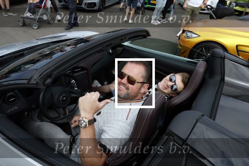 Zandvoort 18 mei 2022
Frans Duijts en andere manne rijden met hun mooie auto voor stichting zorgeloos kind op circuitpark Zandvoort. Frans rijdt in een McLaren cabrio