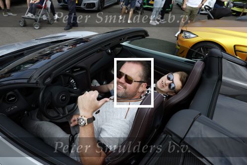 Zandvoort 18 mei 2022
Frans Duijts en andere manne rijden met hun mooie auto voor stichting zorgeloos kind op circuitpark Zandvoort. Frans rijdt in een McLaren cabrio