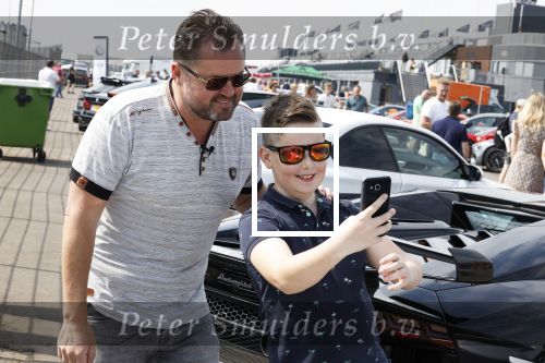 Zandvoort 18 mei 2022
Frans Duijts en andere manne rijden met hun mooie auto voor stichting zorgeloos kind op circuitpark Zandvoort. Frans rijdt in een McLaren cabrio