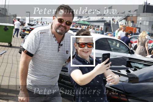 Zandvoort 18 mei 2022
Frans Duijts en andere manne rijden met hun mooie auto voor stichting zorgeloos kind op circuitpark Zandvoort. Frans rijdt in een McLaren cabrio