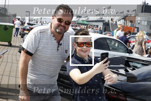 Zandvoort 18 mei 2022
Frans Duijts en andere manne rijden met hun mooie auto voor stichting zorgeloos kind op circuitpark Zandvoort. Frans rijdt in een McLaren cabrio