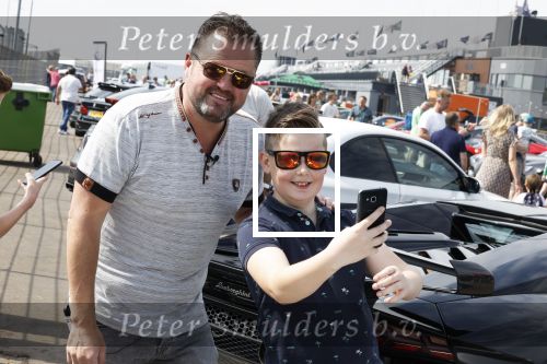 Zandvoort 18 mei 2022
Frans Duijts en andere manne rijden met hun mooie auto voor stichting zorgeloos kind op circuitpark Zandvoort. Frans rijdt in een McLaren cabrio