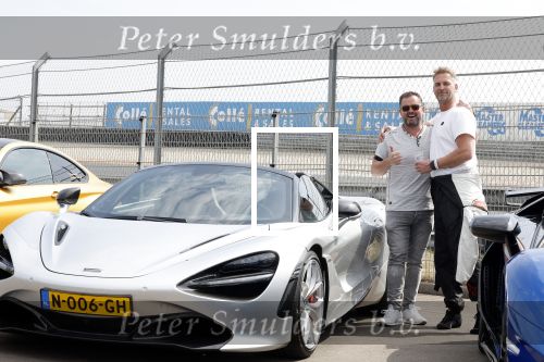 Zandvoort 18 mei 2022
Frans Duijts en andere manne rijden met hun mooie auto voor stichting zorgeloos kind op circuitpark Zandvoort. Frans rijdt in een McLaren cabrio