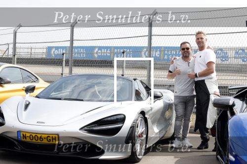 Zandvoort 18 mei 2022
Frans Duijts en andere manne rijden met hun mooie auto voor stichting zorgeloos kind op circuitpark Zandvoort. Frans rijdt in een McLaren cabrio