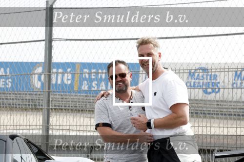 Zandvoort 18 mei 2022
Frans Duijts en andere manne rijden met hun mooie auto voor stichting zorgeloos kind op circuitpark Zandvoort. Frans rijdt in een McLaren cabrio