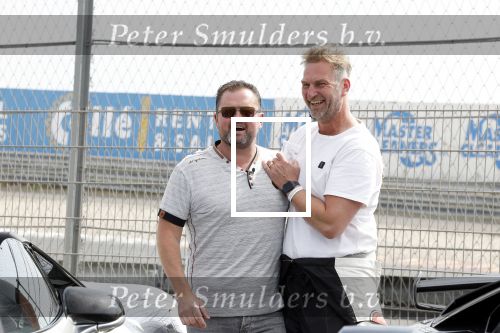 Zandvoort 18 mei 2022
Frans Duijts en andere manne rijden met hun mooie auto voor stichting zorgeloos kind op circuitpark Zandvoort. Frans rijdt in een McLaren cabrio