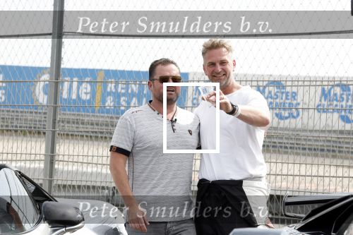 Zandvoort 18 mei 2022
Frans Duijts en andere manne rijden met hun mooie auto voor stichting zorgeloos kind op circuitpark Zandvoort. Frans rijdt in een McLaren cabrio
