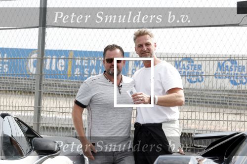 Zandvoort 18 mei 2022
Frans Duijts en andere manne rijden met hun mooie auto voor stichting zorgeloos kind op circuitpark Zandvoort. Frans rijdt in een McLaren cabrio