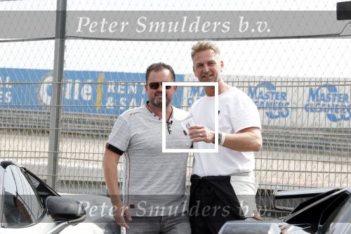 Zandvoort 18 mei 2022
Frans Duijts en andere manne rijden met hun mooie auto voor stichting zorgeloos kind op circuitpark Zandvoort. Frans rijdt in een McLaren cabrio