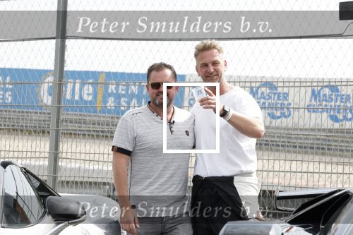 Zandvoort 18 mei 2022
Frans Duijts en andere manne rijden met hun mooie auto voor stichting zorgeloos kind op circuitpark Zandvoort. Frans rijdt in een McLaren cabrio