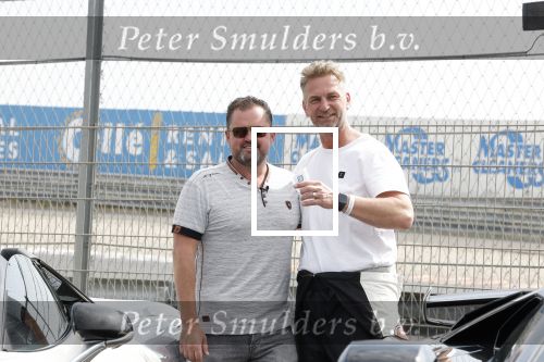 Zandvoort 18 mei 2022
Frans Duijts en andere manne rijden met hun mooie auto voor stichting zorgeloos kind op circuitpark Zandvoort. Frans rijdt in een McLaren cabrio