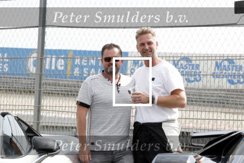 Zandvoort 18 mei 2022
Frans Duijts en andere manne rijden met hun mooie auto voor stichting zorgeloos kind op circuitpark Zandvoort. Frans rijdt in een McLaren cabrio