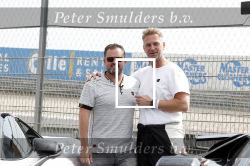 Zandvoort 18 mei 2022
Frans Duijts en andere manne rijden met hun mooie auto voor stichting zorgeloos kind op circuitpark Zandvoort. Frans rijdt in een McLaren cabrio