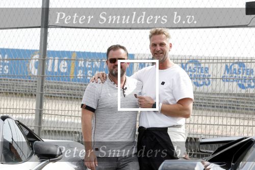 Zandvoort 18 mei 2022
Frans Duijts en andere manne rijden met hun mooie auto voor stichting zorgeloos kind op circuitpark Zandvoort. Frans rijdt in een McLaren cabrio