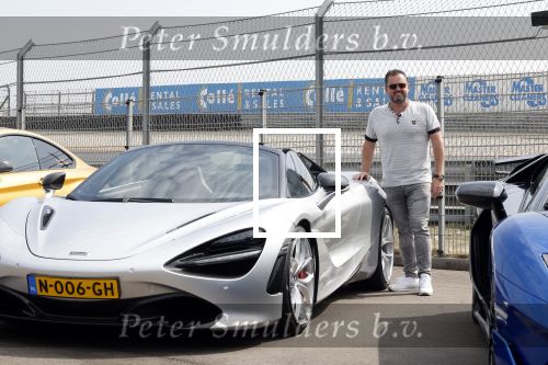 Zandvoort 18 mei 2022
Frans Duijts en andere manne rijden met hun mooie auto voor stichting zorgeloos kind op circuitpark Zandvoort. Frans rijdt in een McLaren cabrio