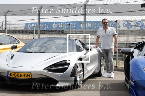 Zandvoort 18 mei 2022
Frans Duijts en andere manne rijden met hun mooie auto voor stichting zorgeloos kind op circuitpark Zandvoort. Frans rijdt in een McLaren cabrio