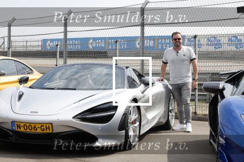 Zandvoort 18 mei 2022
Frans Duijts en andere manne rijden met hun mooie auto voor stichting zorgeloos kind op circuitpark Zandvoort. Frans rijdt in een McLaren cabrio