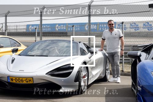 Zandvoort 18 mei 2022
Frans Duijts en andere manne rijden met hun mooie auto voor stichting zorgeloos kind op circuitpark Zandvoort. Frans rijdt in een McLaren cabrio