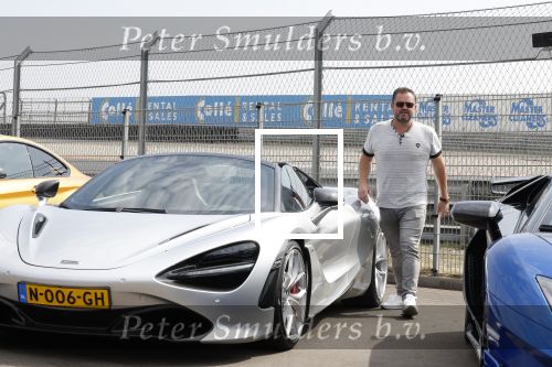 Zandvoort 18 mei 2022
Frans Duijts en andere manne rijden met hun mooie auto voor stichting zorgeloos kind op circuitpark Zandvoort. Frans rijdt in een McLaren cabrio