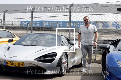Zandvoort 18 mei 2022
Frans Duijts en andere manne rijden met hun mooie auto voor stichting zorgeloos kind op circuitpark Zandvoort. Frans rijdt in een McLaren cabrio