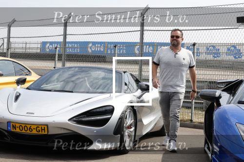 Zandvoort 18 mei 2022
Frans Duijts en andere manne rijden met hun mooie auto voor stichting zorgeloos kind op circuitpark Zandvoort. Frans rijdt in een McLaren cabrio