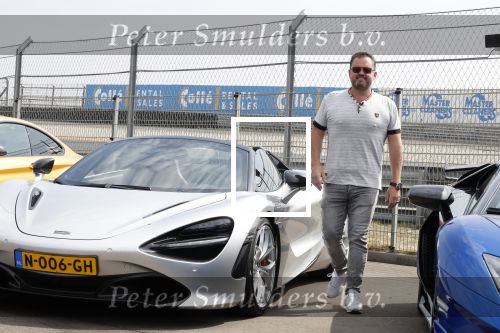 Zandvoort 18 mei 2022
Frans Duijts en andere manne rijden met hun mooie auto voor stichting zorgeloos kind op circuitpark Zandvoort. Frans rijdt in een McLaren cabrio