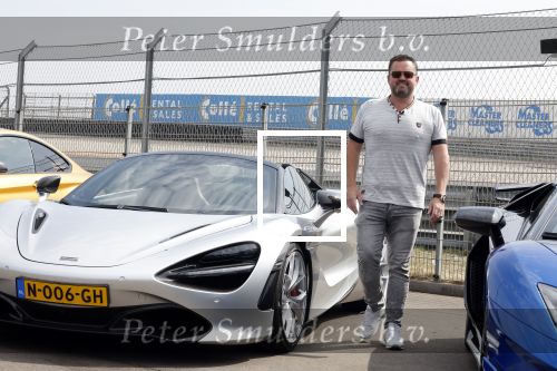Zandvoort 18 mei 2022
Frans Duijts en andere manne rijden met hun mooie auto voor stichting zorgeloos kind op circuitpark Zandvoort. Frans rijdt in een McLaren cabrio