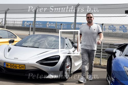 Zandvoort 18 mei 2022
Frans Duijts en andere manne rijden met hun mooie auto voor stichting zorgeloos kind op circuitpark Zandvoort. Frans rijdt in een McLaren cabrio