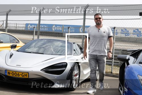 Zandvoort 18 mei 2022
Frans Duijts en andere manne rijden met hun mooie auto voor stichting zorgeloos kind op circuitpark Zandvoort. Frans rijdt in een McLaren cabrio