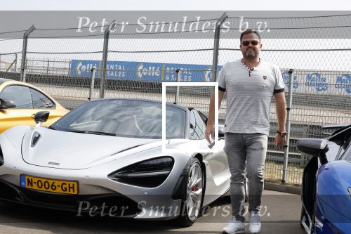 Zandvoort 18 mei 2022
Frans Duijts en andere manne rijden met hun mooie auto voor stichting zorgeloos kind op circuitpark Zandvoort. Frans rijdt in een McLaren cabrio