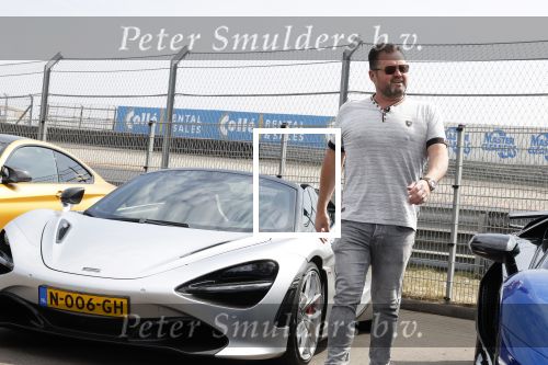 Zandvoort 18 mei 2022
Frans Duijts en andere manne rijden met hun mooie auto voor stichting zorgeloos kind op circuitpark Zandvoort. Frans rijdt in een McLaren cabrio