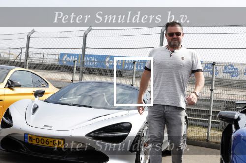 Zandvoort 18 mei 2022
Frans Duijts en andere manne rijden met hun mooie auto voor stichting zorgeloos kind op circuitpark Zandvoort. Frans rijdt in een McLaren cabrio