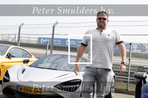 Zandvoort 18 mei 2022
Frans Duijts en andere manne rijden met hun mooie auto voor stichting zorgeloos kind op circuitpark Zandvoort. Frans rijdt in een McLaren cabrio