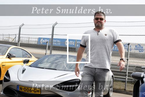 Zandvoort 18 mei 2022
Frans Duijts en andere manne rijden met hun mooie auto voor stichting zorgeloos kind op circuitpark Zandvoort. Frans rijdt in een McLaren cabrio