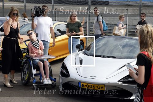 Zandvoort 18 mei 2022
Frans Duijts en andere manne rijden met hun mooie auto voor stichting zorgeloos kind op circuitpark Zandvoort. Frans rijdt in een McLaren cabrio
