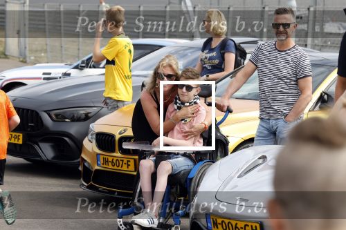 Zandvoort 18 mei 2022
Frans Duijts en andere manne rijden met hun mooie auto voor stichting zorgeloos kind op circuitpark Zandvoort. Frans rijdt in een McLaren cabrio