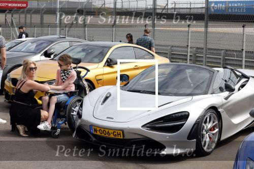 Zandvoort 18 mei 2022
Frans Duijts en andere manne rijden met hun mooie auto voor stichting zorgeloos kind op circuitpark Zandvoort. Frans rijdt in een McLaren cabrio