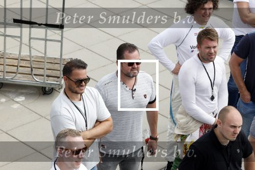 Zandvoort 18 mei 2022
Frans Duijts en andere manne rijden met hun mooie auto voor stichting zorgeloos kind op circuitpark Zandvoort. Frans rijdt in een McLaren cabrio