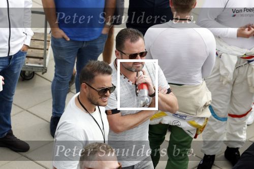 Zandvoort 18 mei 2022
Frans Duijts en andere manne rijden met hun mooie auto voor stichting zorgeloos kind op circuitpark Zandvoort. Frans rijdt in een McLaren cabrio